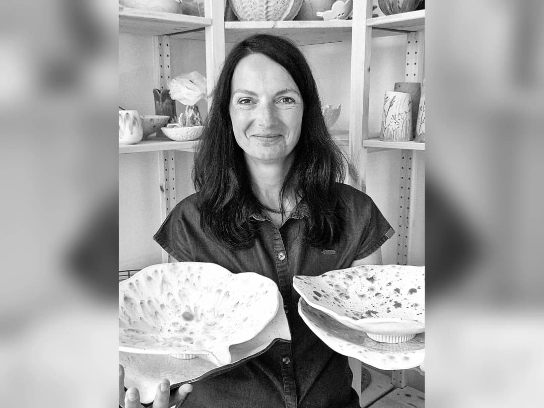 Heike Rippich mit zwei fertigen Babybauchschalen