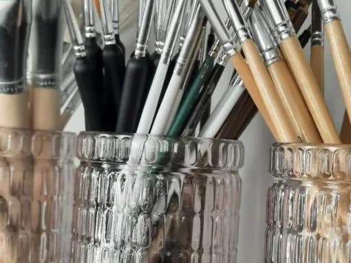 Pinsel und Werkzeug in der Keramik- und Kreativwerkstatt
